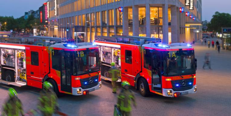 Zwei Fahrzeuge der Feuerwehr Hannover stehen am Kröpcke.